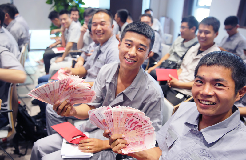 2019年8月9日，中天北京集团直补发放，员工们难掩幸福之情。